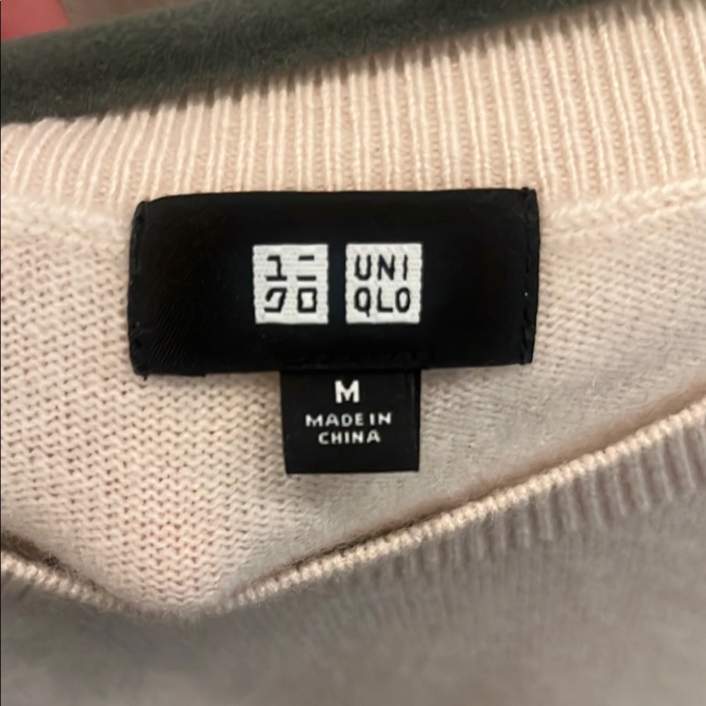 Uniqlo Cream Cashmere Crewneck Sweater - Picture 2 of 4